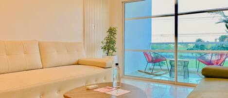 Una televisión, una oficina