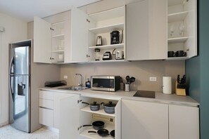 Kühlschrank, Mikrowelle, Herdplatte, Wasserkocher mit Kaffee-/Teezubehör