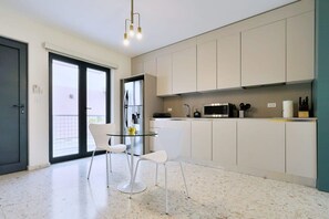 Kühlschrank, Mikrowelle, Herdplatte, Wasserkocher mit Kaffee-/Teezubehör