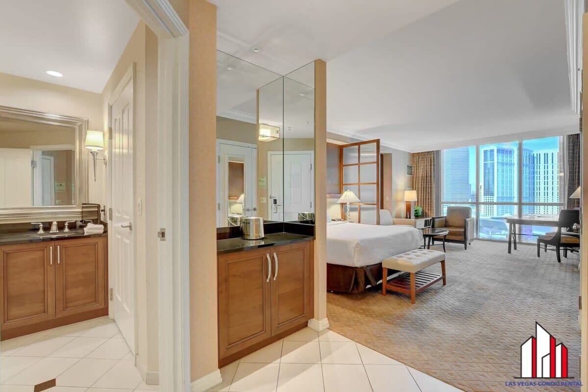 Escritorio, tabla de planchar con plancha, wifi y ropa de cama 