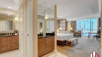 Escritorio, tabla de planchar con plancha, wifi y ropa de cama