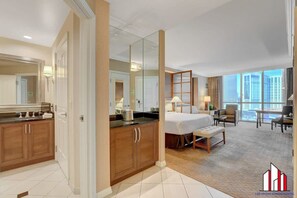 Desk, iron/ironing board, WiFi, bed sheets