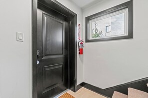 Interior entrance - Elegant Condos in Arlington (Arlington)