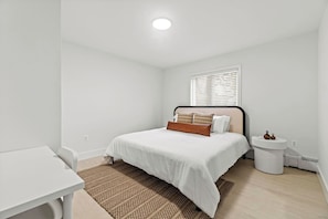 Classic Condo, 3 Bedrooms | 3 bedrooms, individually decorated, individually furnished - Elegant Condos in Arlington (Arlington)