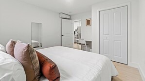 Una camera da letto con un letto, una scrivania e una sedia.