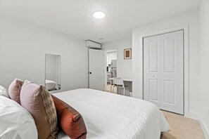 Classic Condo, 3 Bedrooms | 3 bedrooms, individually decorated, individually furnished - Elegant Condos in Arlington (Arlington)