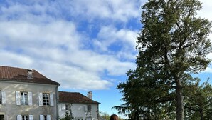 A grassy field with a large house in the background. - Grande Maison de Vacances (Projan)