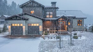 Ein großes, mehrstöckiges Haus mit einer auffälligen Veranda und einer Garage.