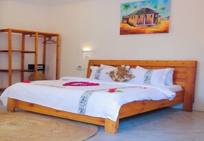 Laptop workspace, free cribs/infant beds, free WiFi, bed sheets - Palm Cultural Village (Paje)