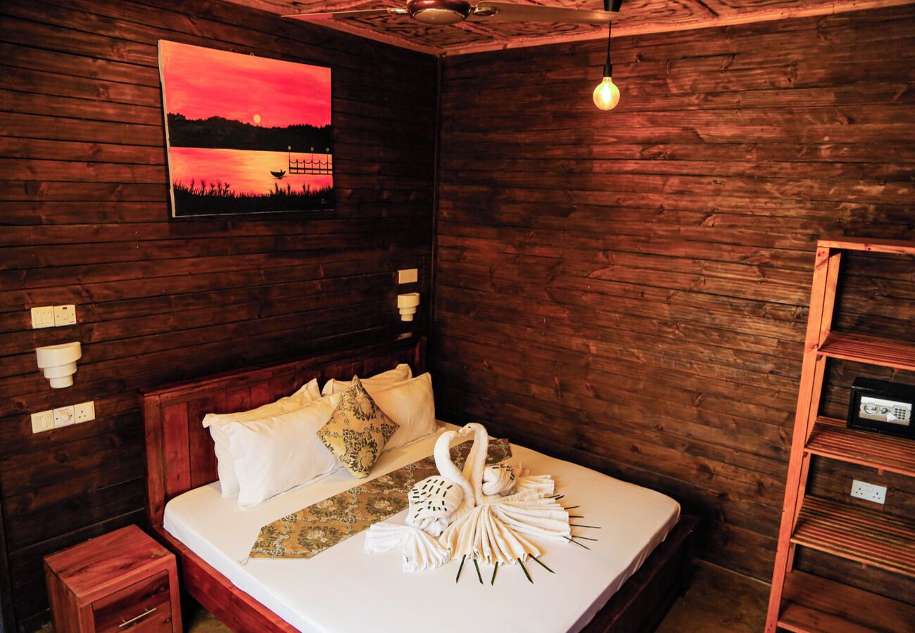 Kamar Deluks | Ruang kerja ramah laptop, tempat tidur bayi gratis, dan Wi-Fi gratis