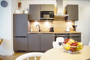 冷蔵庫、電子レンジ、オーブン、コンロ