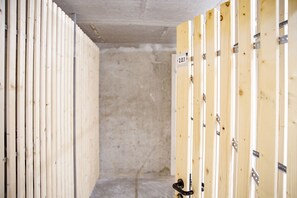 Ein Korridor mit Holzwandverkleidung und Metallbeschlägen, darunter eine Tür mit der Aufschrift '2.01'.