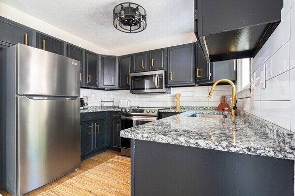 Een koelkast, een microgolfoven, een oven, een kookplaat