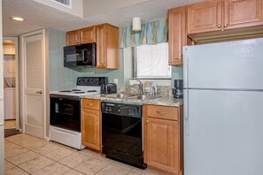 Een koelkast, een microgolfoven, een oven, een kookplaat