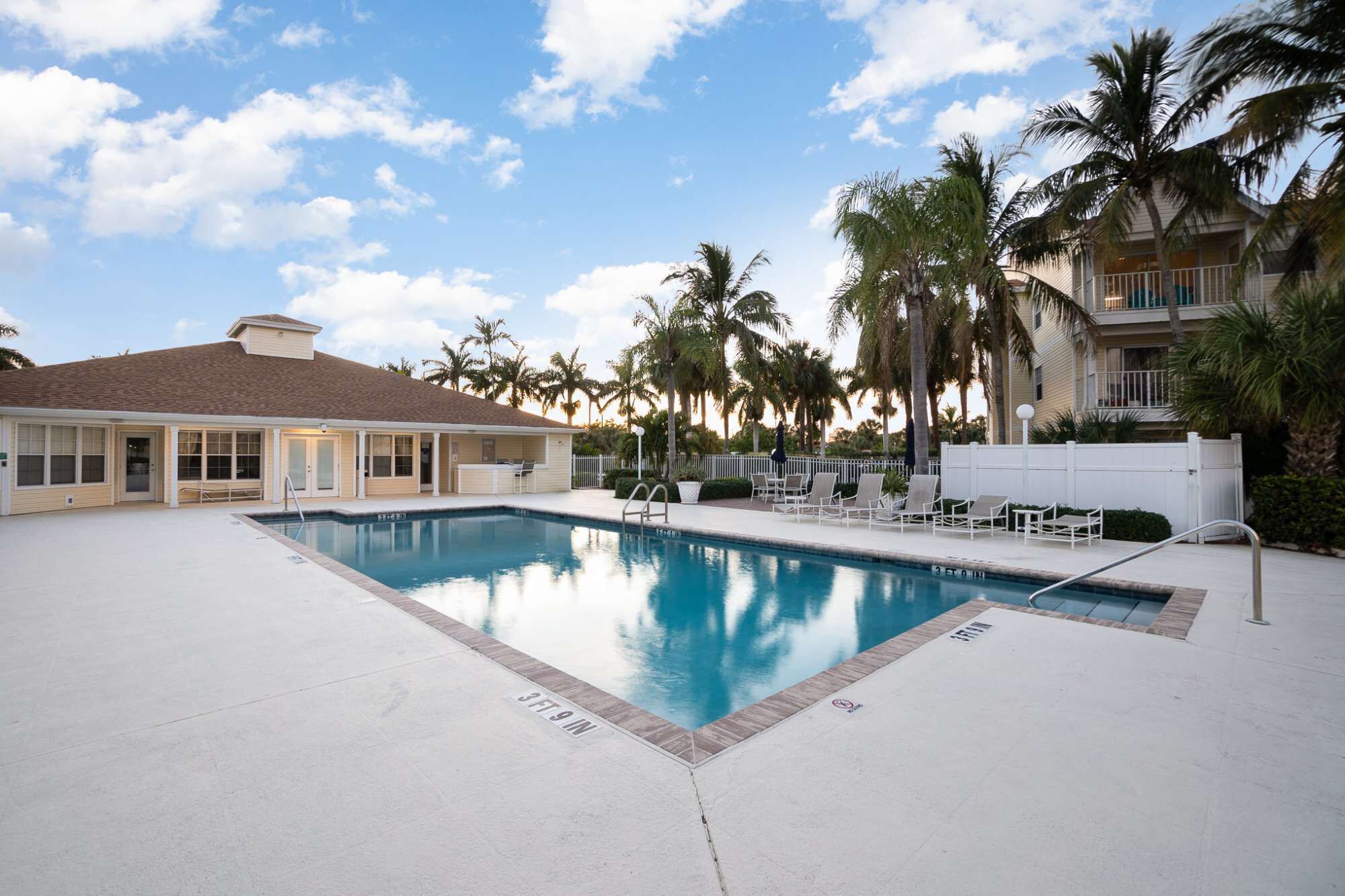 Lämmitetty uima-allas