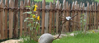 Zwischen Frischen Wäldern, Saftigen Wiesen und Imposanten Bergen Liegt Unser Hof