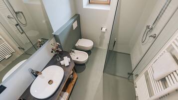 Dusche, Haartrockner, Bidet, Handtücher