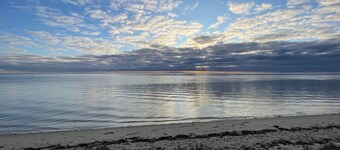 Well equipped family and pet friendly house 200m from the beach with real fire
