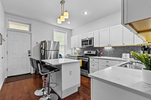 Réfrigérateur, micro-ondes, four, plaque de cuisson