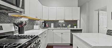 ثلاجة، ميكروويف، فرن، موقد طهي مسطح