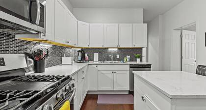 Tower Grove -near restaurants & Park- crib, highchair, & fenced back yard