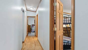 8 dormitorios, tabla de planchar con plancha, cuna de viaje y wifi