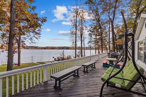 Picture Perfect Dual Home on the Lake