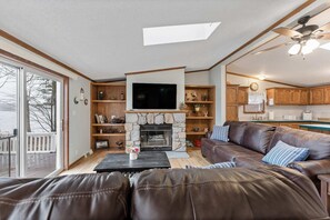 TV, fireplace, DVD player, books - Picture Perfect Dual Home on the Lake (Pullman)