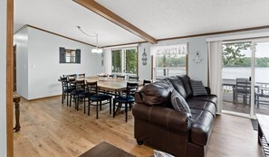 TV, fireplace, DVD player, books - Picture Perfect Dual Home on the Lake (Pullman)