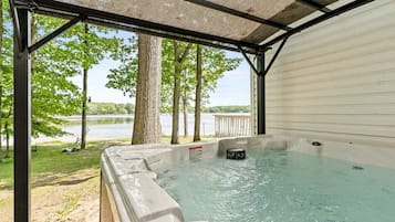 Tina de hidromasaje al aire libre