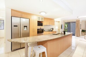 Køleskab, mikrobølgeovn, ovn, kogeplade