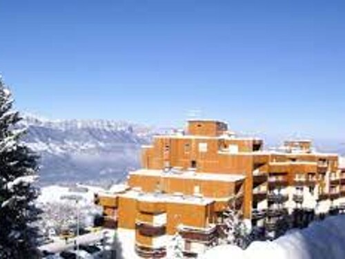 2-Bedroom Cabin Near Slopes, New Kitchen, Balcony, 4 Pax