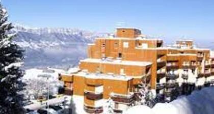 2-Bedroom Cabin Near Slopes, New Kitchen, Balcony, 4 Pax
