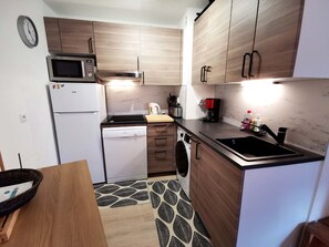 Kjøleskap, mikrobølgeovn, kokeplater og oppvaskmaskin