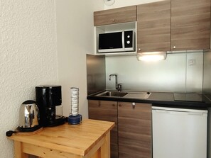Fridge, microwave, stovetop, coffee/tea maker - Cozy studio at the foot of the slopes with balcony, TV and ski locker (Les Adrets-Prapoutel)