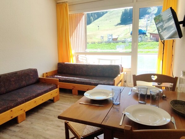 TV - Cozy studio at the foot of the slopes with balcony, TV and ski locker (Les Adrets-Prapoutel)
