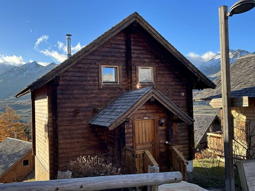 Superbe chalet pour 8 pers. près pistes et commerces, cheminée, terrasse, piscine, navette, ménage inclus