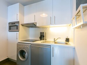 Geladeira, micro-ondas, lava-louças, cafeteira/chaleira