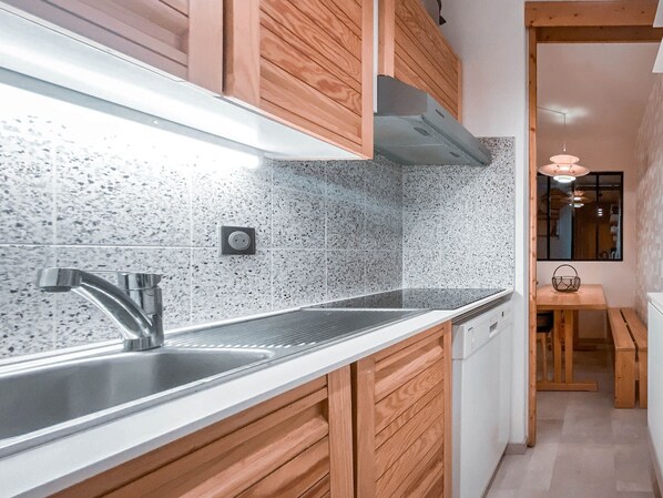 Kühlschrank, Mikrowelle, Ofen, Geschirrspüler