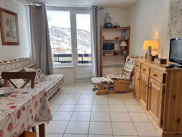 TV - Apartment in Risoul, balcony, 2 rooms, sleeps 6, parking, pets allowed (Risoul)
