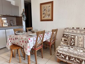 Dining - Apartment in Risoul, balcony, 2 rooms, sleeps 6, parking, pets allowed (Risoul)