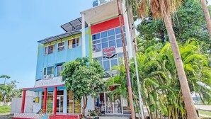 A two-story building with a sign reading "Sky Maay Thai" and "PENGINAPAN DYNASTY". - Capital O 93361 Dynasty Inn Syariah (Pekalongan)