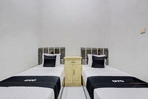 Standard Twin Room | Free WiFi, bed sheets - Capital O 93361 Dynasty Inn Syariah (Pekalongan)