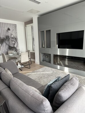 Smart TV, lareira, aparelho de som