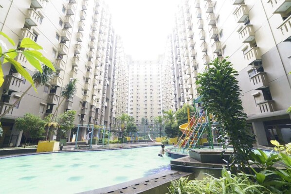 Outdoor pool - OYO 93369 Apartemen Gateway Cicadas By Qq Rent 2 (Bandung)