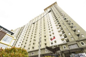 Exterior - OYO 93369 Apartemen Gateway Cicadas By Qq Rent 2 (Bandung)