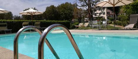 Una piscina al aire libre