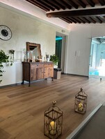 Salas de tratamiento para parejas, un sauna, una bañera de hidromasaje