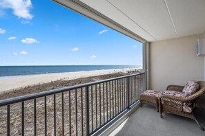 On the beach - One Bedroom Oceanfront Condo with Outdoor Pool (Ocean City)