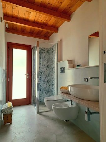 Superior Double Room, Garden View | Bathroom | Shower, rainfall showerhead, free toiletries, hair dryer. Girasole Boutique B&B